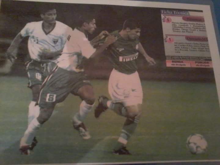 José Alves, o Toni, foi jogador do Operário (MT). Em março de 2003, ele enfrentou o Palmeiras pela Copa do Brasil. Na foto, Alves aparece ao centro, com o calção n.8 e marcando o jogador Pedrinho, do Palmeiras | Reprodução Facebook