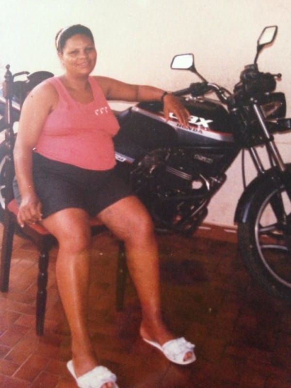 mamãe y eu dentro dela, aproveitando o quentinho uterino… bons tempos, sdds!