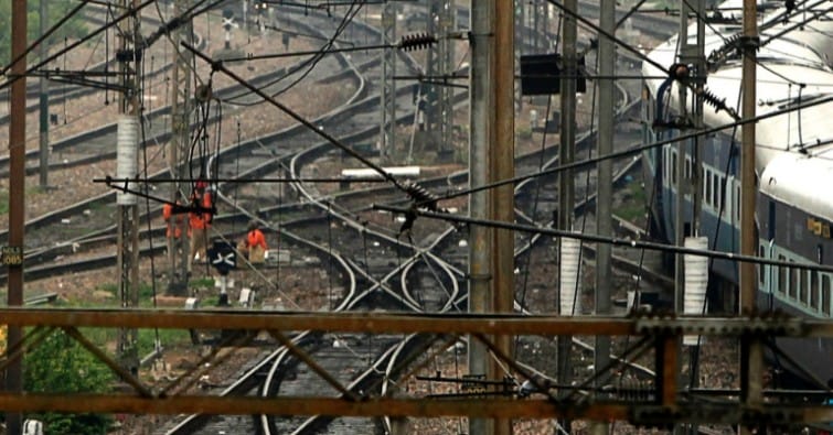 Kimberlé Crenshaw (1959) é uma estudiosa afro-estadunidense responsável por cunhar o termo “interseccionalidade” ao analisar o que ela designa