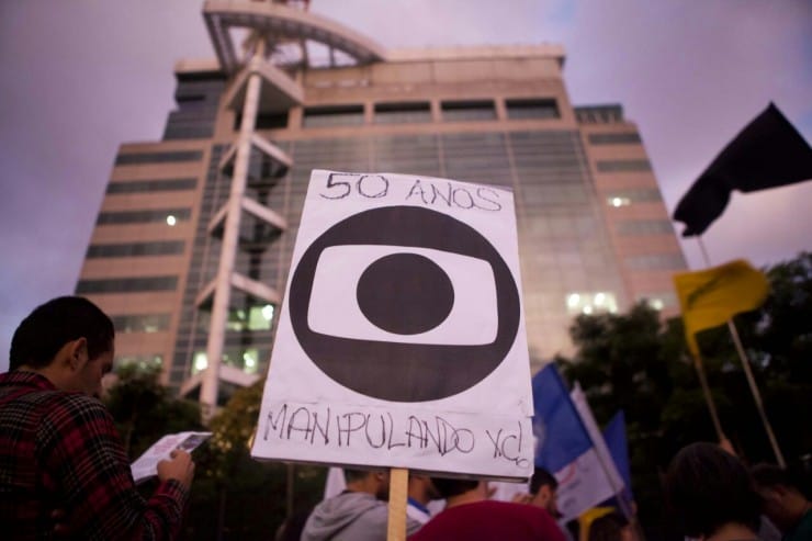 16-04-23-Globo-50-Anos-Enganando-Protesto-e1461504959467