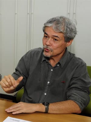 Credito: Luiza Ananda/UFMG. Professores da UFMG Sergio Cirino (a esquerda) e Ricardo Takahashi