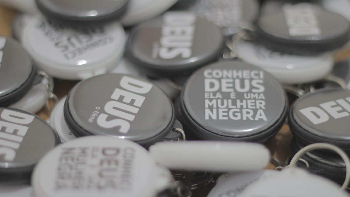 deus e uma mulher negra