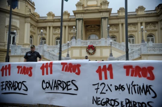 Rio de Janeiro - Protesto pela morte dos cinco jovens assassinados por PMs em Costa Barros e pelo extermínio de jovens negros, em frente ao Palácio Guanabara, em Laranjeiras, sede do governo do Estado (Fernando Frazão/Agência Brasil)