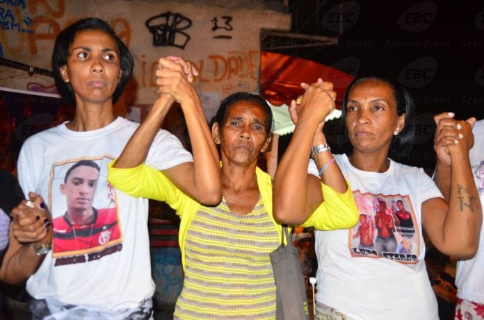 Ato em memória do jovem Johnatha,morto na favela de Manguinhos, pela luta por justiça de sua mãe Ana Paula Oliveira, e lançamento da cartilha: Manguinhos tem fome de direitos (Tânia Rêgo/Agência Brasil)