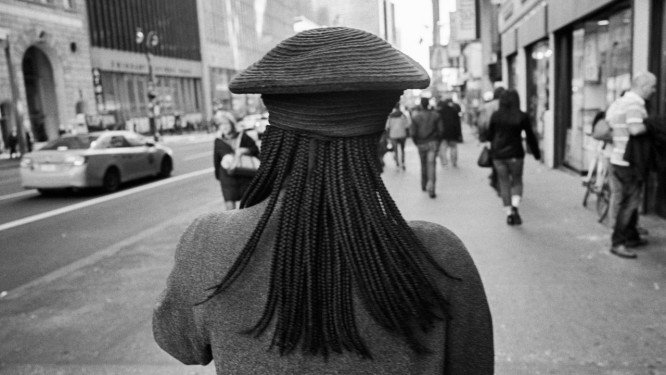 Mulher caminha pelas ruas de Manhattan