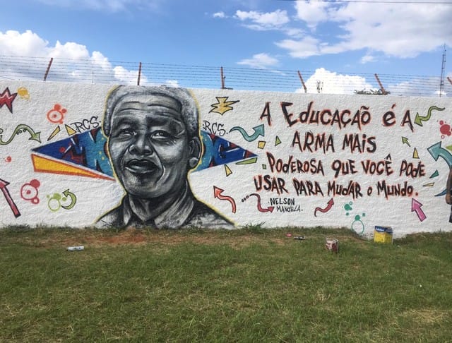 Novo grafite exibe rosto e mesma frase apagada após início da gestão militar no CED 1