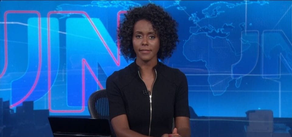 Maria Julia coutinho sentada na bancada do Jornal Nacional