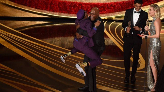 Spike Lee pula no pescoço do ator Samuel L. Jackson ao aceitar o Oscar de melhor roteiro adaptado por 'Infiltrado na Klan'