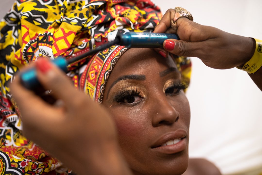 Mulher negra do Ilê sendo maquiada