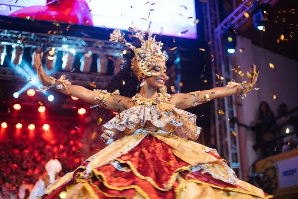 mulher negra do Ilê rodando no palco