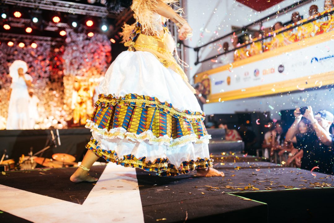 Mulher negra do Ilê no palco