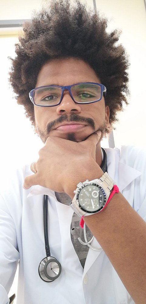 Selfie de Ícaro Luis- homem negro de cabelo crespo, usando óculos de grau