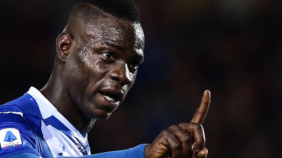 Mario Balotelli - homem negro, vestindo camiseta do time- em pé