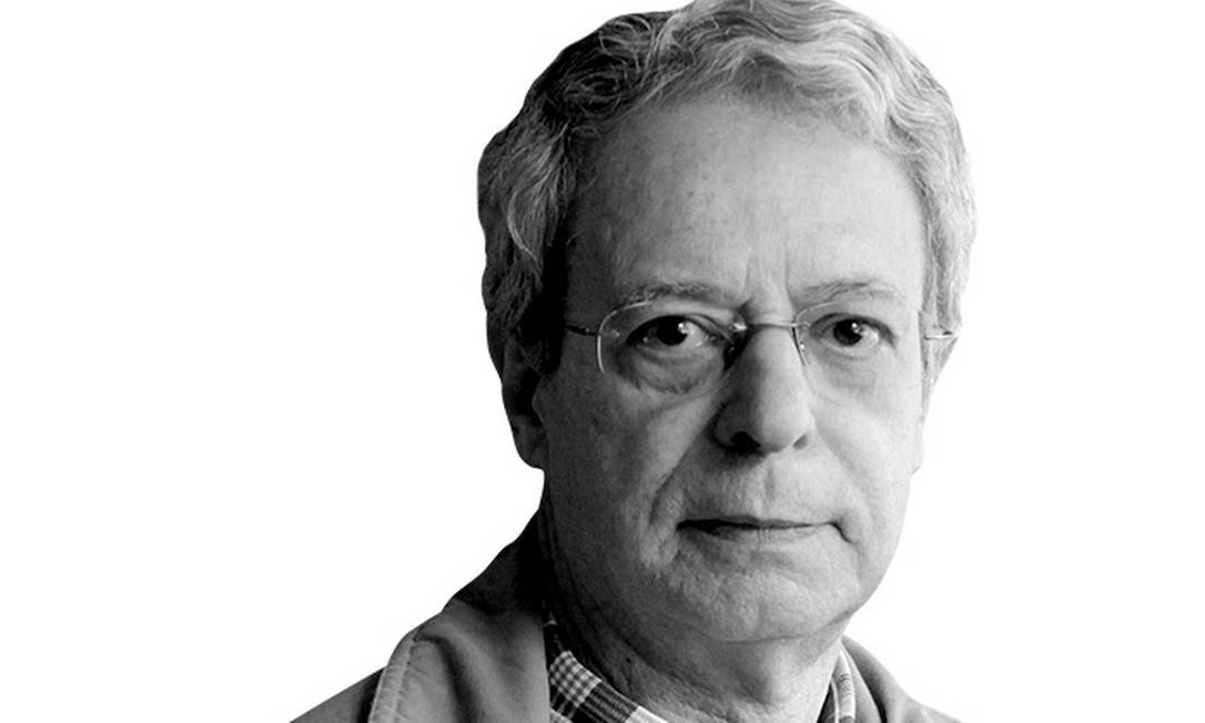 Foto em preto e branco de Frei Betto- homem branco idoso, de pouco cabelo, usando óculos de grau.