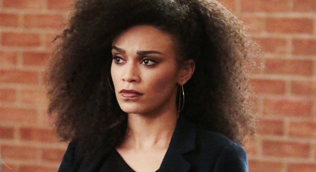 cena de 'Queen Sono‘ onde Pearl Thusi  aparece olhando para frente 
