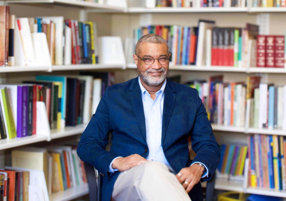 Foto de Marcelo Paixão em sua biblioteca