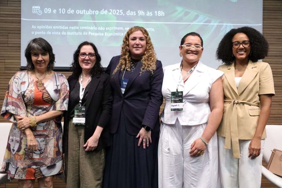 Thaynah Gutierrez, (branco) entre as participantes do seminário “Do Conhecimento à Ação: Diálogo Estratégico para a COP30